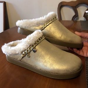 🚨 NEW GUESS SLIP ON W/ GOLD CHAIN